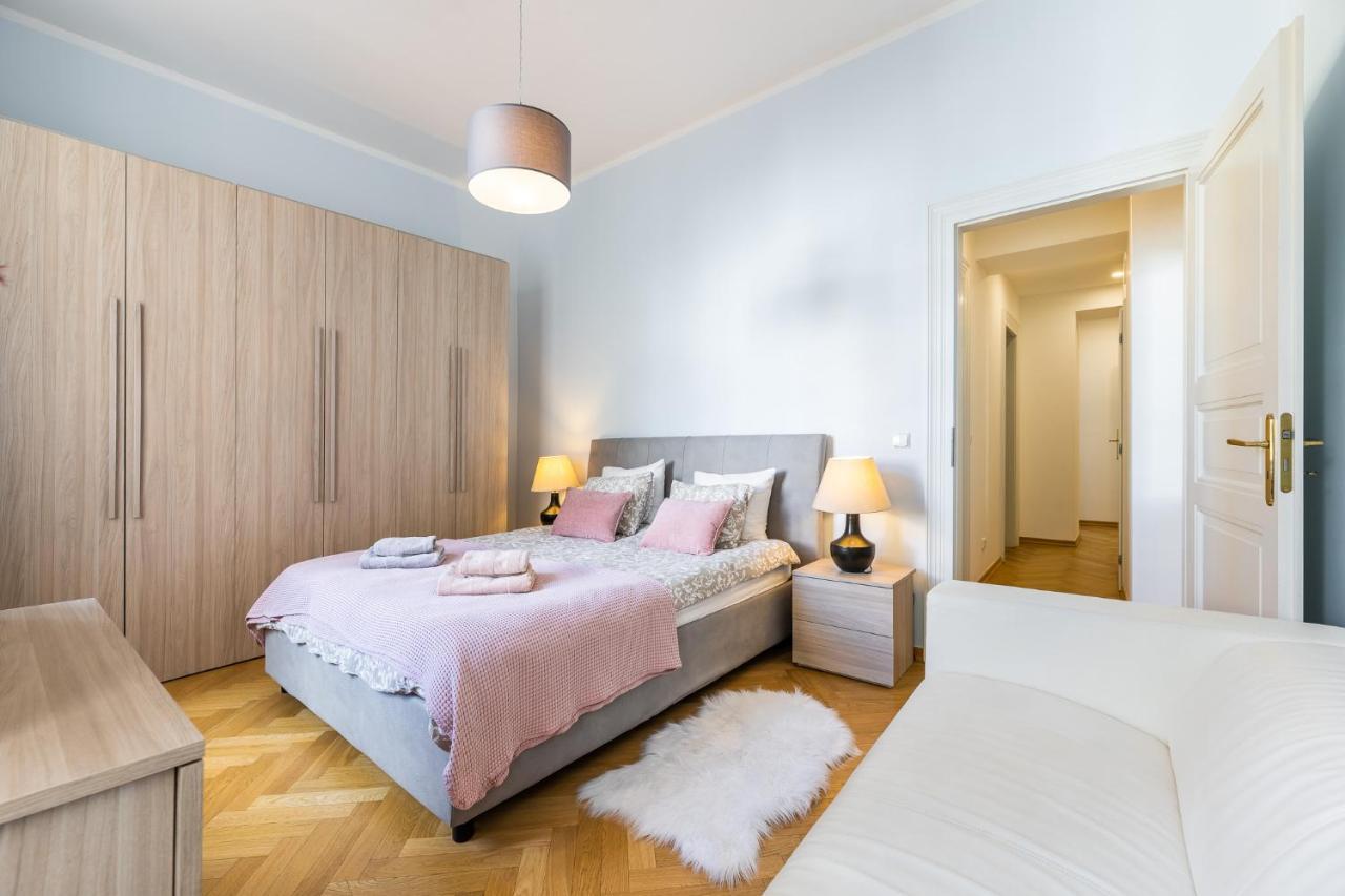 Apartmán Big Bright Two-bedroom In Old Town *