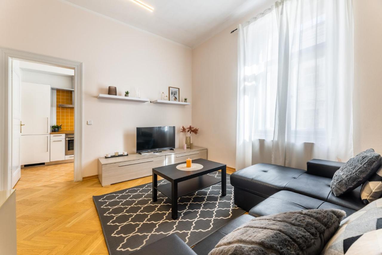 Big Bright Two-bedroom In Old Town Apartmán *