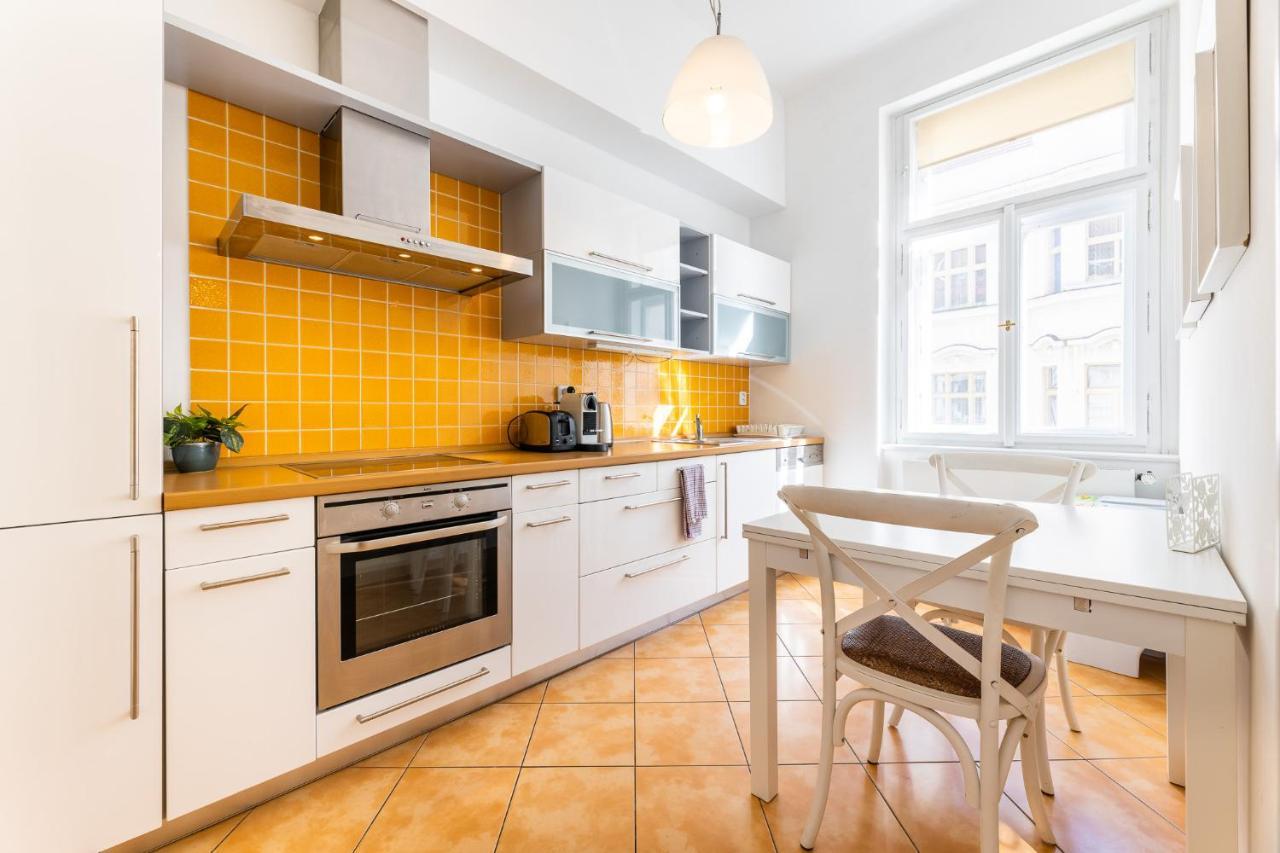Big Bright Two-bedroom In Old Town * Praha