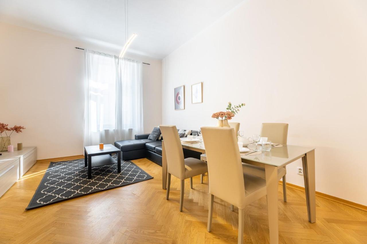 Big Bright Two-bedroom In Old Town Apartmán