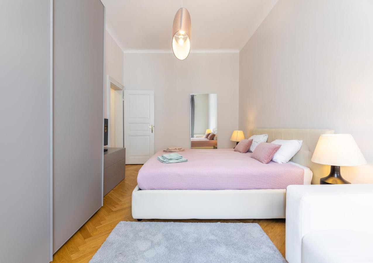 Big Bright Two-bedroom In Old Town * Praha