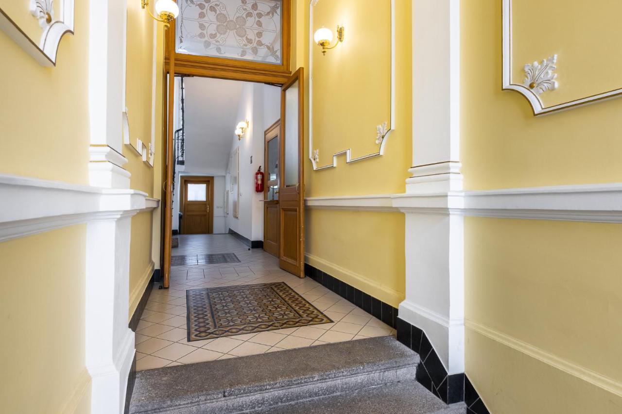 Big Bright Two-bedroom In Old Town Apartmán *