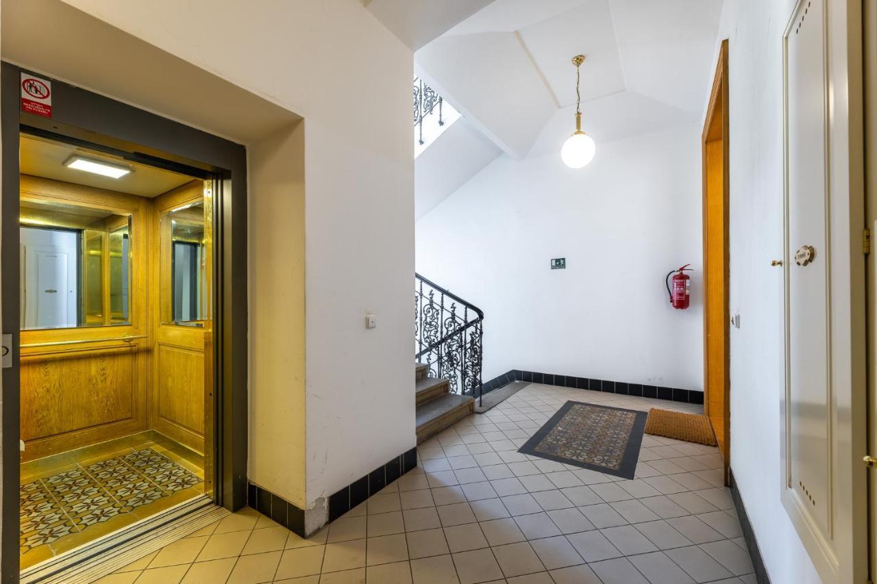 Big Bright Two-bedroom In Old Town Praha