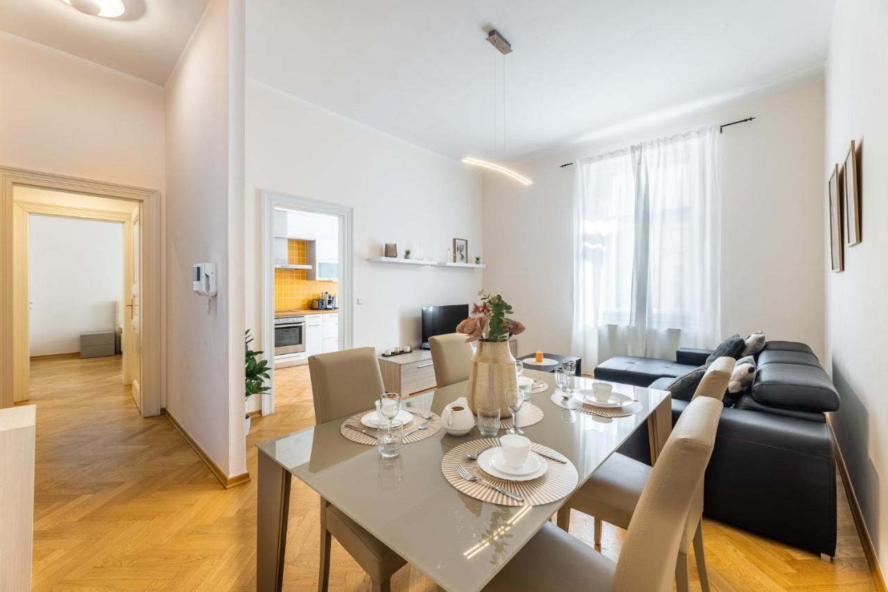 Big Bright Two-bedroom In Old Town Praha