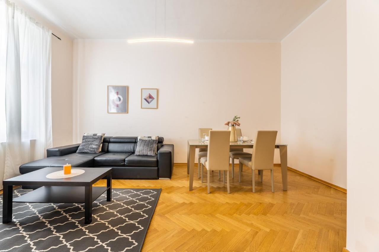 Big Bright Two-bedroom In Old Town Apartmán