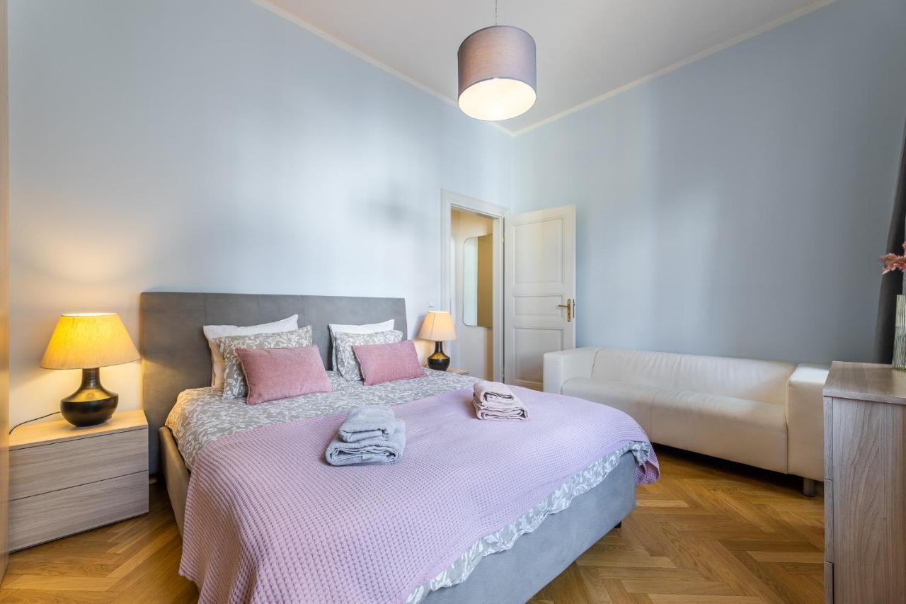Big Bright Two-bedroom In Old Town Apartmán