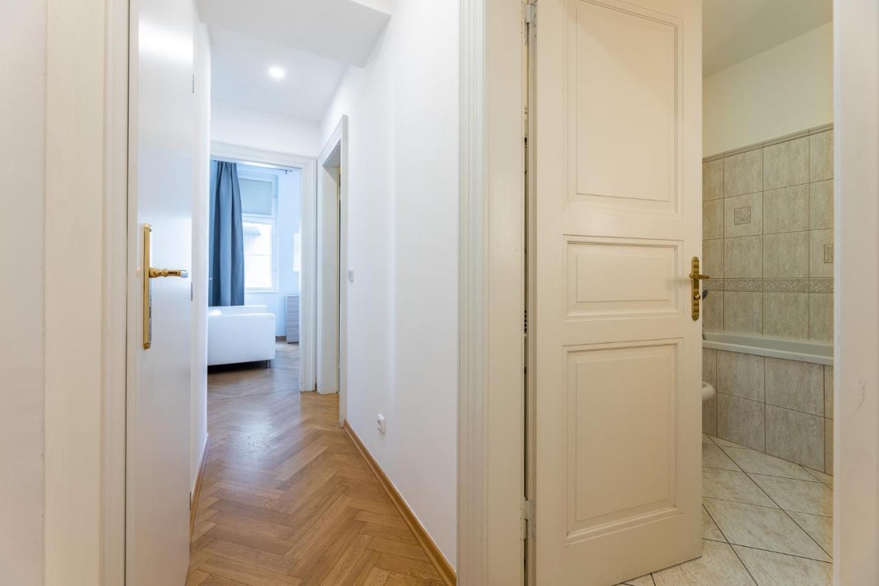 Big Bright Two-bedroom In Old Town *