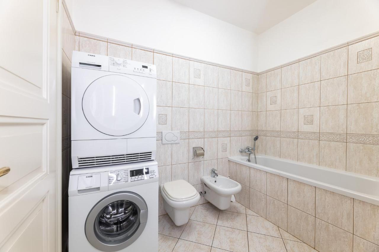Big Bright Two-bedroom In Old Town Apartmán *