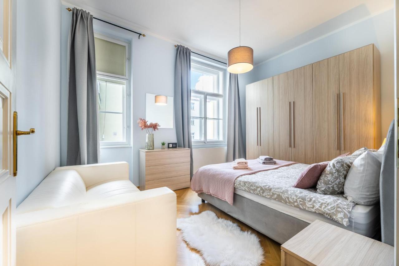 Apartmán Big Bright Two-bedroom In Old Town Praha