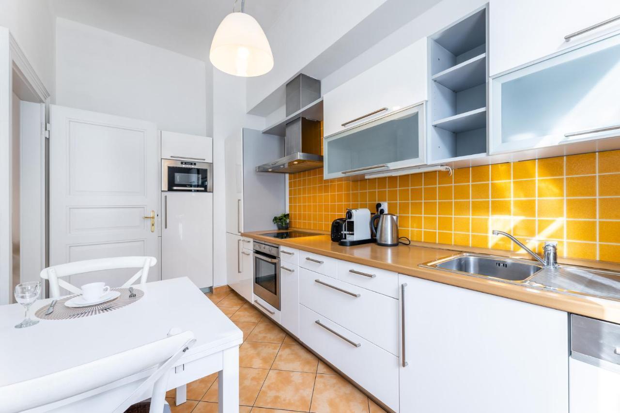 Big Bright Two-bedroom In Old Town * Praha