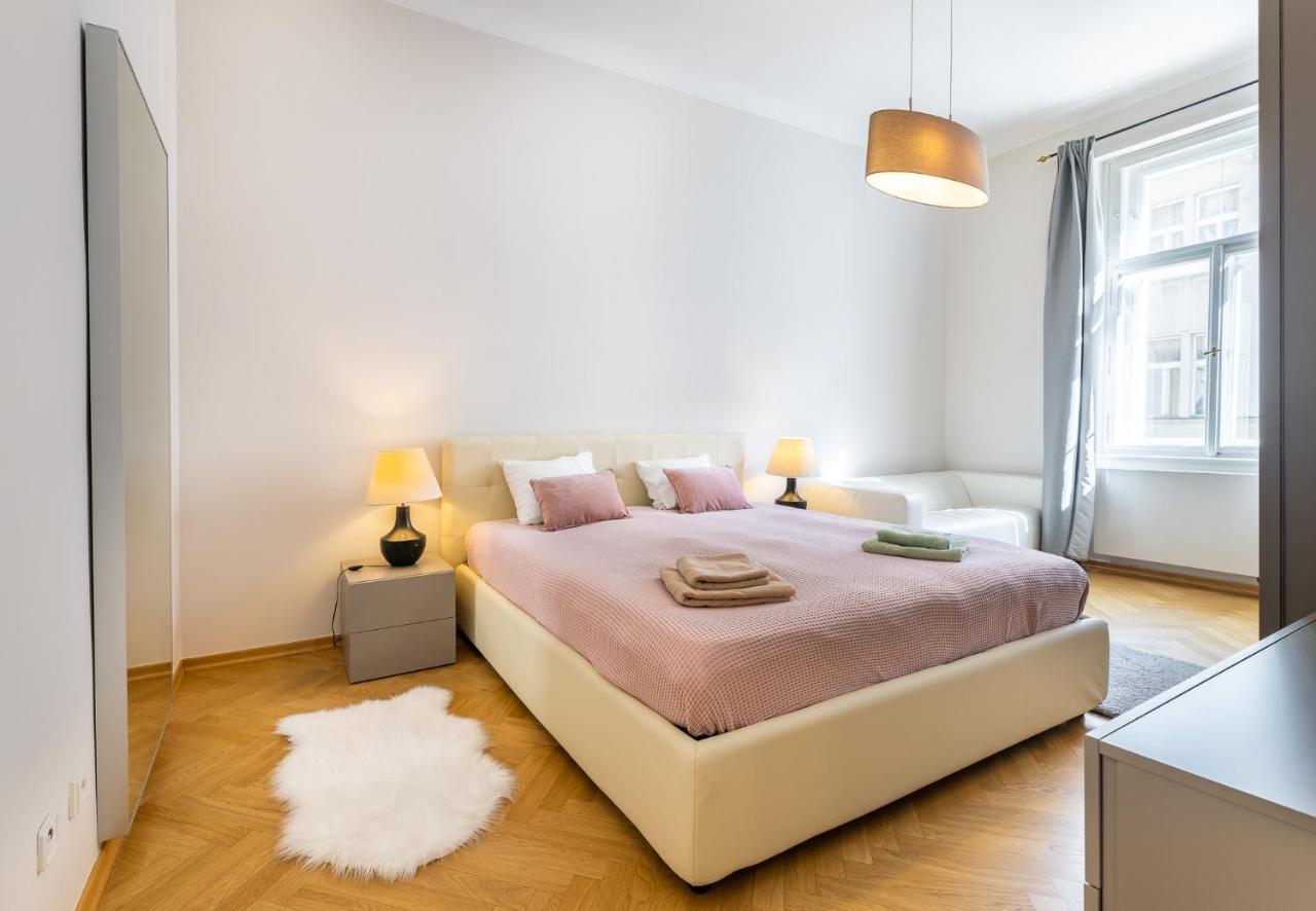 Apartmán Big Bright Two-bedroom In Old Town